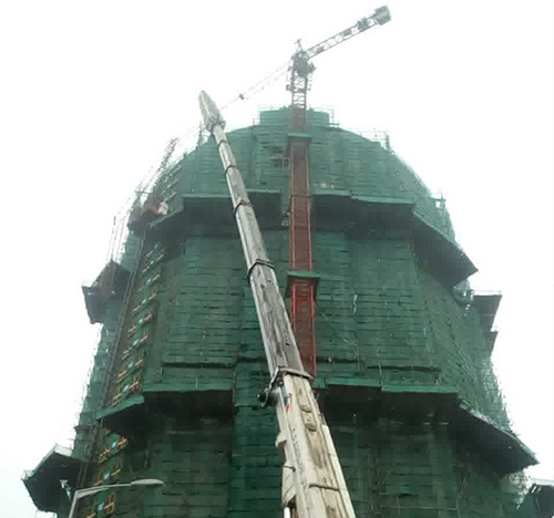 新巴尔虎右吊车在工地上作业